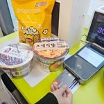Paying with a US credit card at a convenience store counter in Seoul