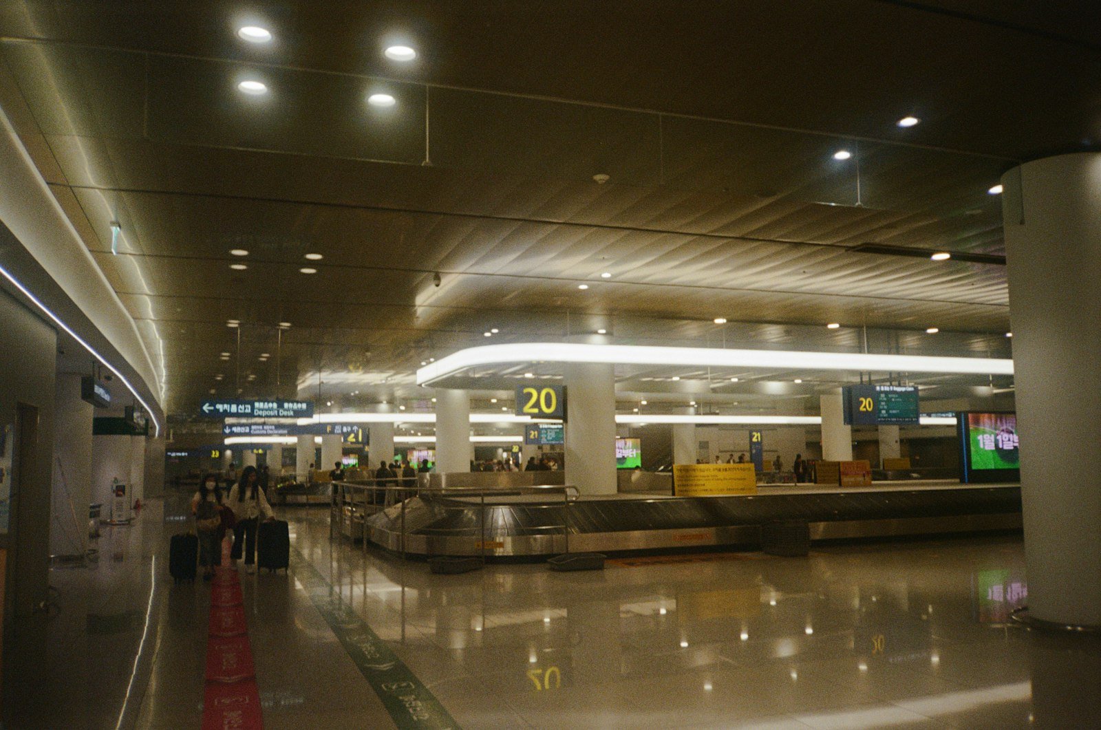 Baggage claim hall at Incheon Airport, where the choice between AREX and an airport bus begins