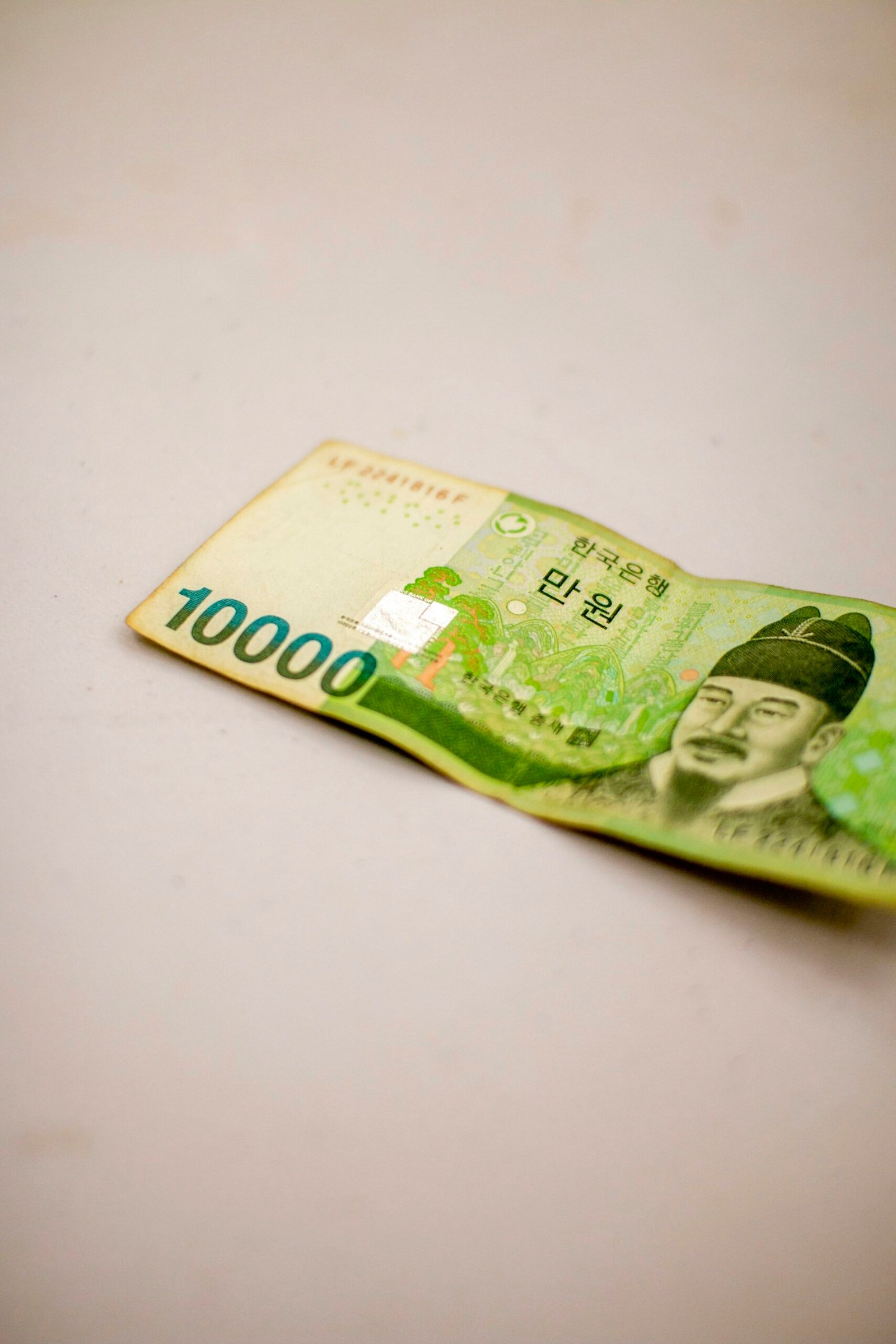 Korean 10,000 won bill, part of the payment setup for a Korea trip alongside a US card and transit card