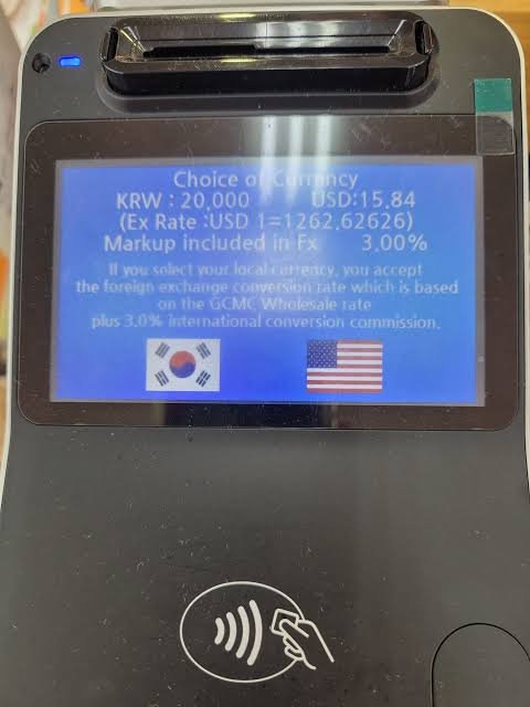 Card terminal screen asking to pay in US dollars or Korean won