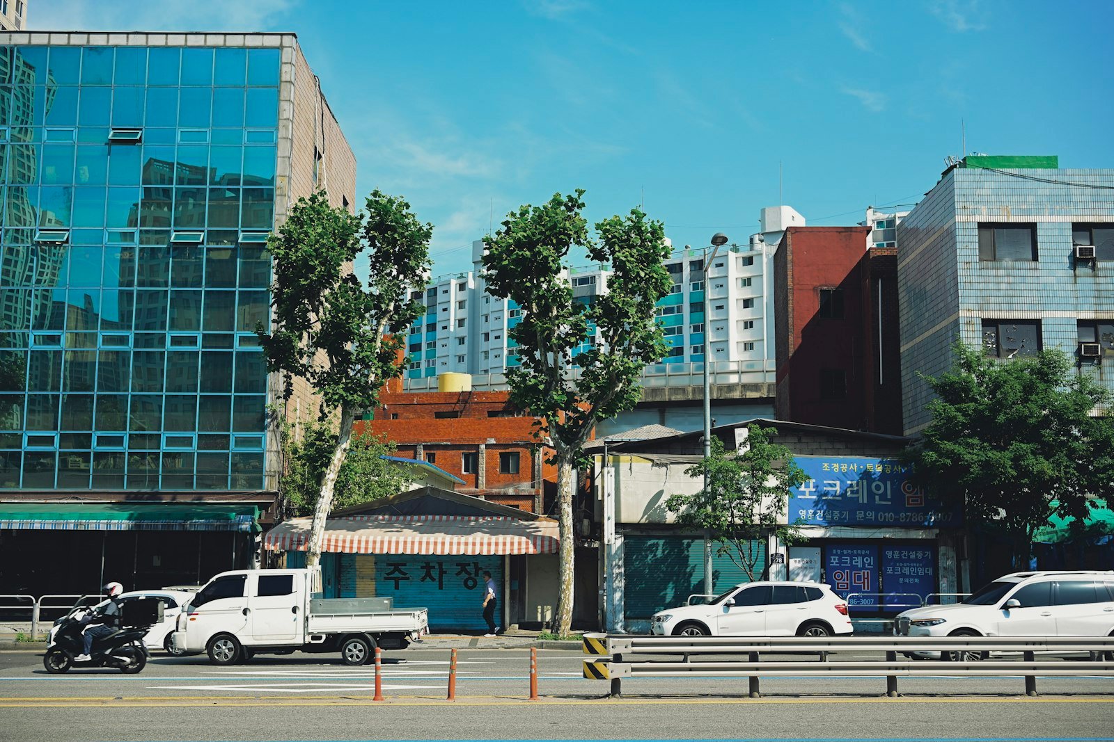 A street in Seoul with traffic, where most taxi rides are booked through one app